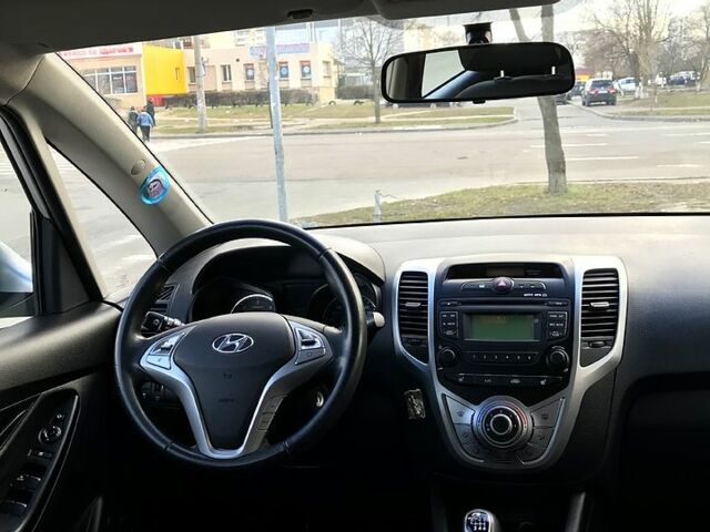 Серый Хендай ix20, объемом двигателя 1.6 л и пробегом 250 тыс. км за 8000 $, фото 4 на Automoto.ua