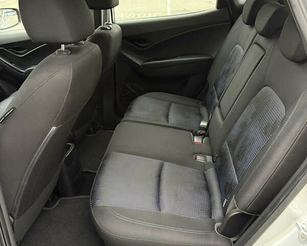 Серый Хендай ix20, объемом двигателя 1.58 л и пробегом 250 тыс. км за 6600 $, фото 8 на Automoto.ua