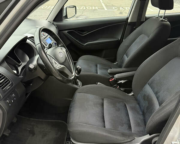 Серый Хендай ix20, объемом двигателя 1.58 л и пробегом 250 тыс. км за 6600 $, фото 7 на Automoto.ua