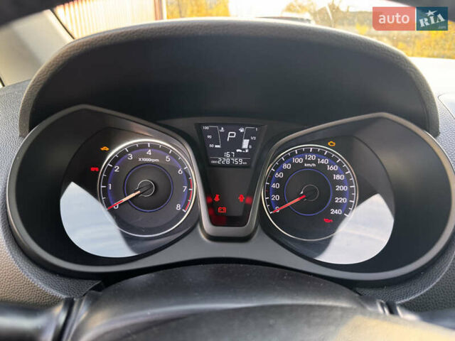 Серый Хендай ix20, объемом двигателя 1.6 л и пробегом 228 тыс. км за 12000 $, фото 13 на Automoto.ua