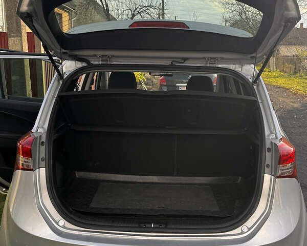 Серый Хендай ix20, объемом двигателя 1.6 л и пробегом 228 тыс. км за 12000 $, фото 15 на Automoto.ua