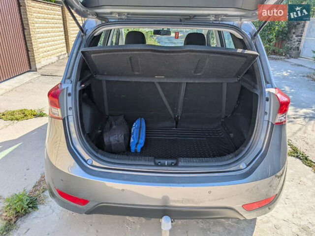 Серый Хендай ix20, объемом двигателя 1.6 л и пробегом 167 тыс. км за 10700 $, фото 9 на Automoto.ua