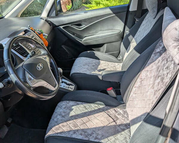 Серый Хендай ix20, объемом двигателя 1.6 л и пробегом 167 тыс. км за 10700 $, фото 4 на Automoto.ua