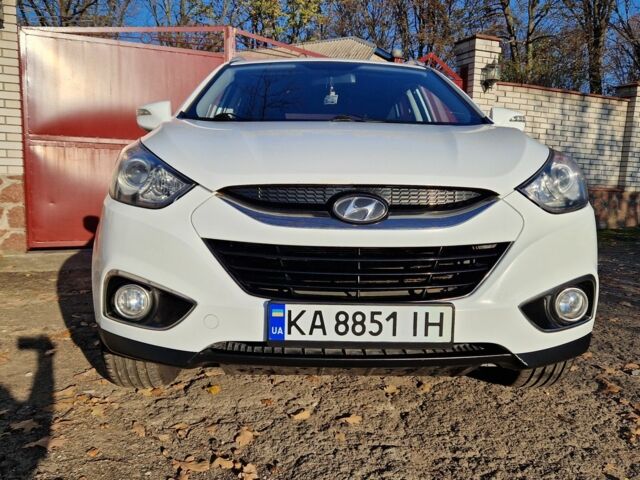 Белый Хендай их35, объемом двигателя 2 л и пробегом 226 тыс. км за 10300 $, фото 1 на Automoto.ua