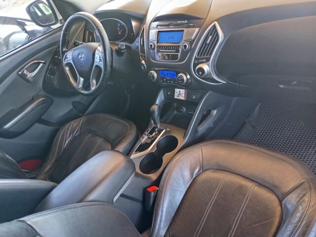 Белый Хендай их35, объемом двигателя 2 л и пробегом 109 тыс. км за 11500 $, фото 3 на Automoto.ua