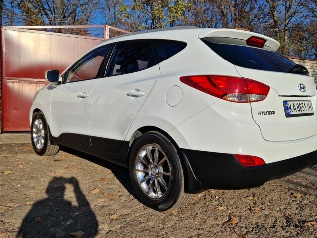 Белый Хендай их35, объемом двигателя 2 л и пробегом 226 тыс. км за 10300 $, фото 2 на Automoto.ua