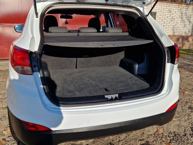 Белый Хендай их35, объемом двигателя 2 л и пробегом 226 тыс. км за 10300 $, фото 5 на Automoto.ua