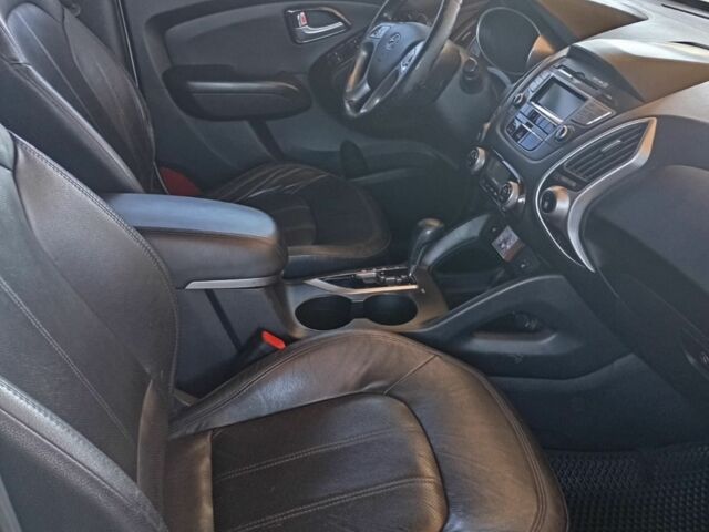 Белый Хендай их35, объемом двигателя 2 л и пробегом 109 тыс. км за 11500 $, фото 2 на Automoto.ua