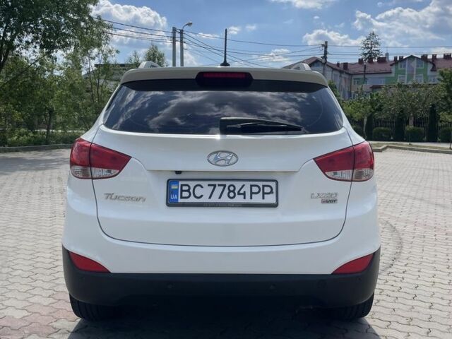 Белый Хендай их35, объемом двигателя 2 л и пробегом 215 тыс. км за 12034 $, фото 2 на Automoto.ua