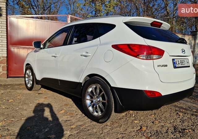 Белый Хендай их35, объемом двигателя 2 л и пробегом 226 тыс. км за 10300 $, фото 5 на Automoto.ua