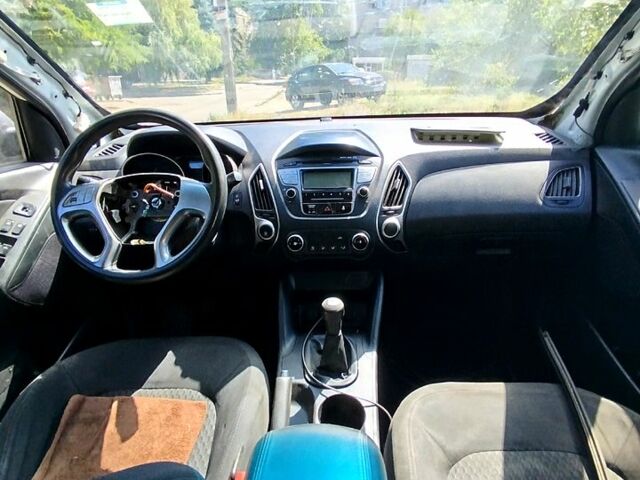 Білий Хендай іх35, об'ємом двигуна 2 л та пробігом 200 тис. км за 4900 $, фото 3 на Automoto.ua