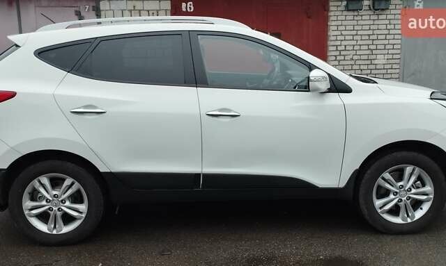 Белый Хендай их35, объемом двигателя 2 л и пробегом 215 тыс. км за 9900 $, фото 6 на Automoto.ua