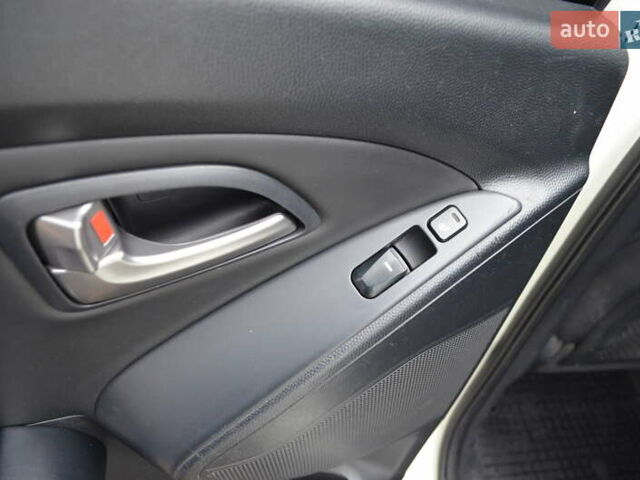 Белый Хендай их35, объемом двигателя 2.36 л и пробегом 202 тыс. км за 11300 $, фото 14 на Automoto.ua