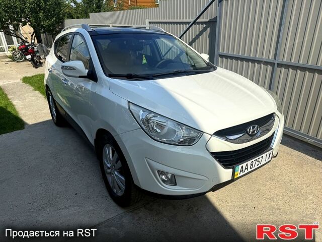 Белый Хендай их35, объемом двигателя 2.4 л и пробегом 112 тыс. км за 10500 $, фото 1 на Automoto.ua