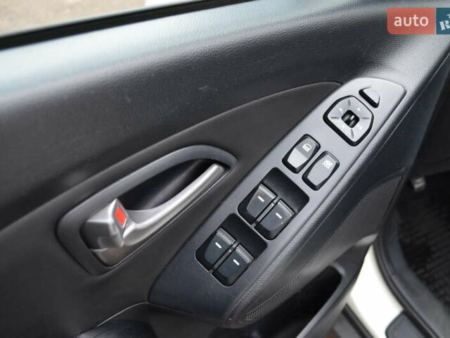 Белый Хендай их35, объемом двигателя 2.36 л и пробегом 202 тыс. км за 11300 $, фото 11 на Automoto.ua