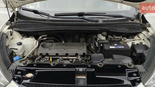 Белый Хендай их35, объемом двигателя 2 л и пробегом 215 тыс. км за 9900 $, фото 15 на Automoto.ua