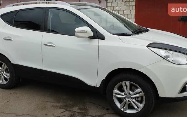 Белый Хендай их35, объемом двигателя 2 л и пробегом 215 тыс. км за 9300 $, фото 2 на Automoto.ua