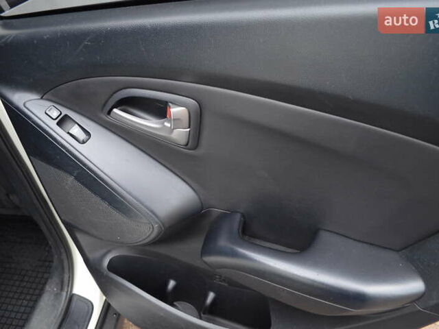 Белый Хендай их35, объемом двигателя 2.36 л и пробегом 202 тыс. км за 11300 $, фото 20 на Automoto.ua