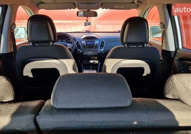 Белый Хендай их35, объемом двигателя 2 л и пробегом 226 тыс. км за 10300 $, фото 23 на Automoto.ua