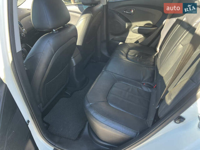 Белый Хендай их35, объемом двигателя 2 л и пробегом 164 тыс. км за 12450 $, фото 10 на Automoto.ua