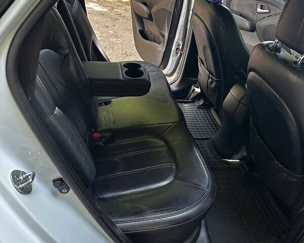 Белый Хендай их35, объемом двигателя 2 л и пробегом 162 тыс. км за 11300 $, фото 17 на Automoto.ua