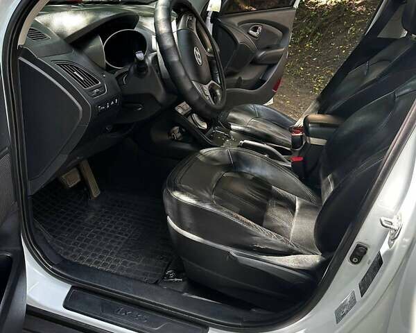 Белый Хендай их35, объемом двигателя 2 л и пробегом 162 тыс. км за 11300 $, фото 20 на Automoto.ua