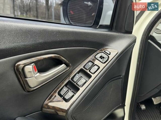 Белый Хендай их35, объемом двигателя 2.36 л и пробегом 111 тыс. км за 11999 $, фото 42 на Automoto.ua