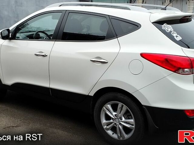 Белый Хендай их35, объемом двигателя 2 л и пробегом 215 тыс. км за 9900 $, фото 2 на Automoto.ua