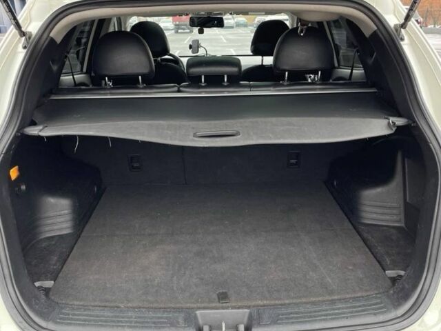 Белый Хендай их35, объемом двигателя 2.4 л и пробегом 202 тыс. км за 11000 $, фото 7 на Automoto.ua