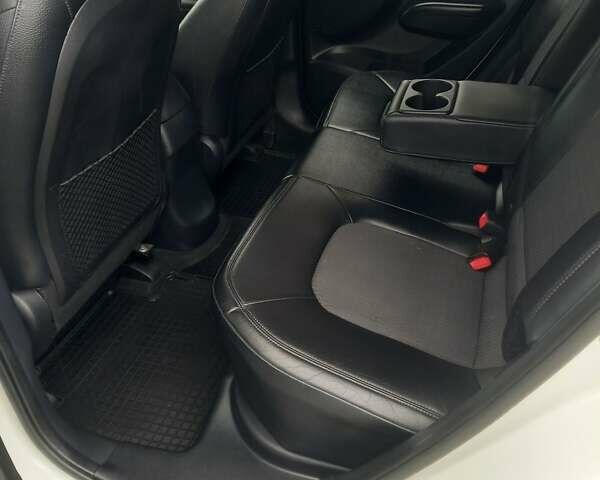 Белый Хендай их35, объемом двигателя 2 л и пробегом 140 тыс. км за 11500 $, фото 7 на Automoto.ua
