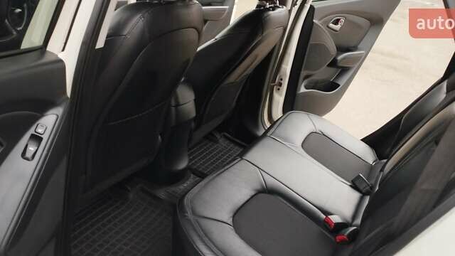 Белый Хендай их35, объемом двигателя 2 л и пробегом 215 тыс. км за 9300 $, фото 4 на Automoto.ua