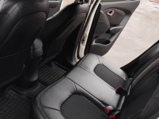 Білий Хендай іх35, об'ємом двигуна 2 л та пробігом 215 тис. км за 9900 $, фото 9 на Automoto.ua