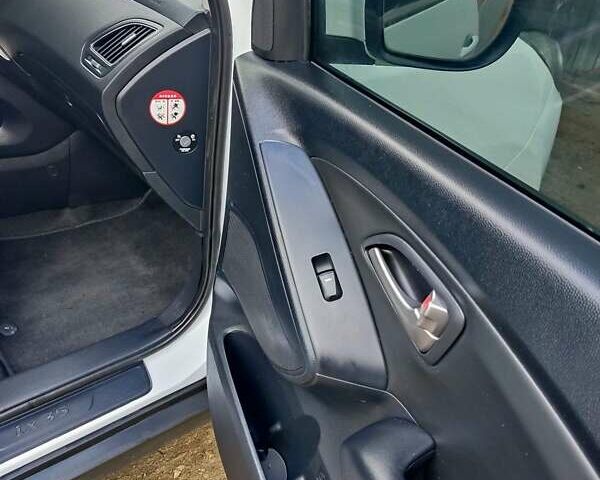 Білий Хендай іх35, об'ємом двигуна 2 л та пробігом 200 тис. км за 10800 $, фото 15 на Automoto.ua