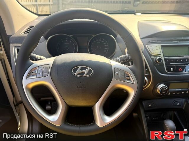 Белый Хендай их35, объемом двигателя 2.4 л и пробегом 112 тыс. км за 10500 $, фото 3 на Automoto.ua