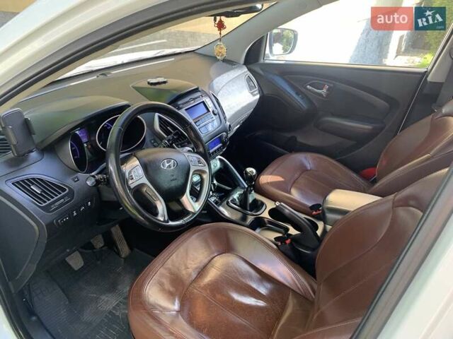 Белый Хендай их35, объемом двигателя 2 л и пробегом 300 тыс. км за 11500 $, фото 5 на Automoto.ua