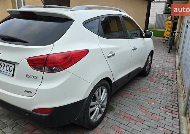 Белый Хендай их35, объемом двигателя 2.4 л и пробегом 205 тыс. км за 12500 $, фото 4 на Automoto.ua