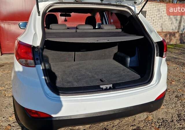 Белый Хендай их35, объемом двигателя 2 л и пробегом 226 тыс. км за 10300 $, фото 21 на Automoto.ua