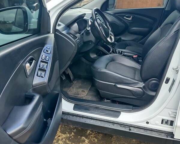Білий Хендай іх35, об'ємом двигуна 2 л та пробігом 200 тис. км за 10800 $, фото 6 на Automoto.ua