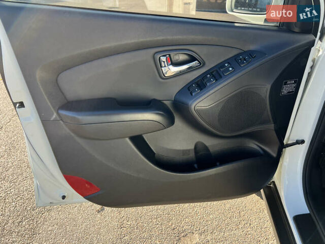 Белый Хендай их35, объемом двигателя 2 л и пробегом 164 тыс. км за 12450 $, фото 9 на Automoto.ua