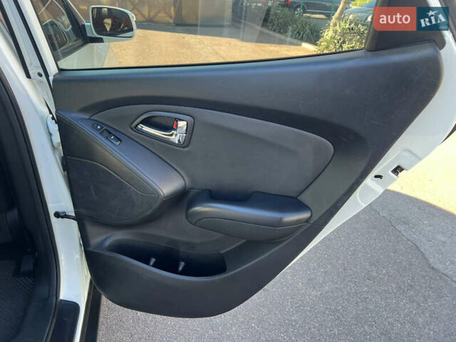 Белый Хендай их35, объемом двигателя 2 л и пробегом 164 тыс. км за 12450 $, фото 13 на Automoto.ua