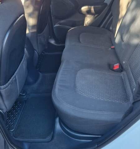 Белый Хендай их35, объемом двигателя 2 л и пробегом 226 тыс. км за 10300 $, фото 24 на Automoto.ua