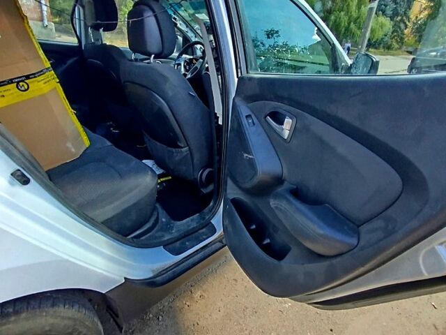 Білий Хендай іх35, об'ємом двигуна 2 л та пробігом 200 тис. км за 4900 $, фото 5 на Automoto.ua