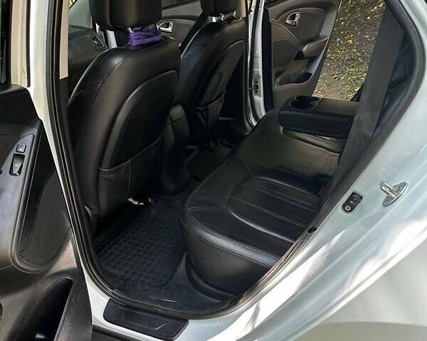 Белый Хендай их35, объемом двигателя 2 л и пробегом 162 тыс. км за 11300 $, фото 24 на Automoto.ua
