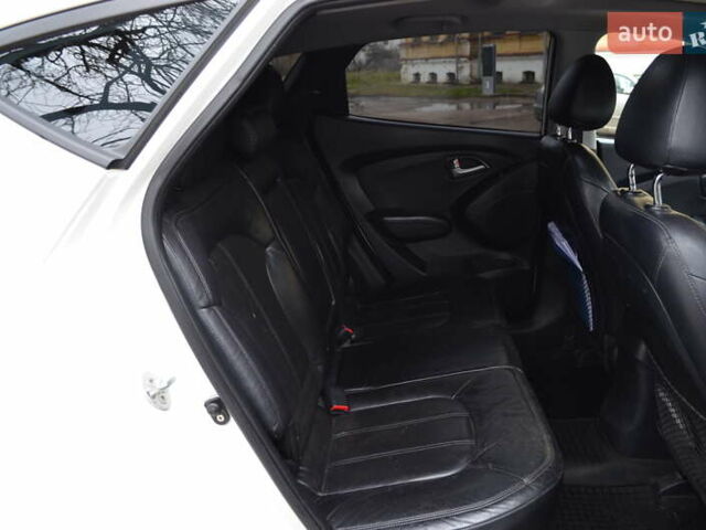 Белый Хендай их35, объемом двигателя 2.36 л и пробегом 202 тыс. км за 11300 $, фото 19 на Automoto.ua