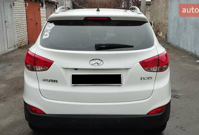 Белый Хендай их35, объемом двигателя 2 л и пробегом 215 тыс. км за 9900 $, фото 4 на Automoto.ua