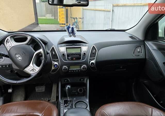 Белый Хендай их35, объемом двигателя 2.4 л и пробегом 205 тыс. км за 12500 $, фото 5 на Automoto.ua