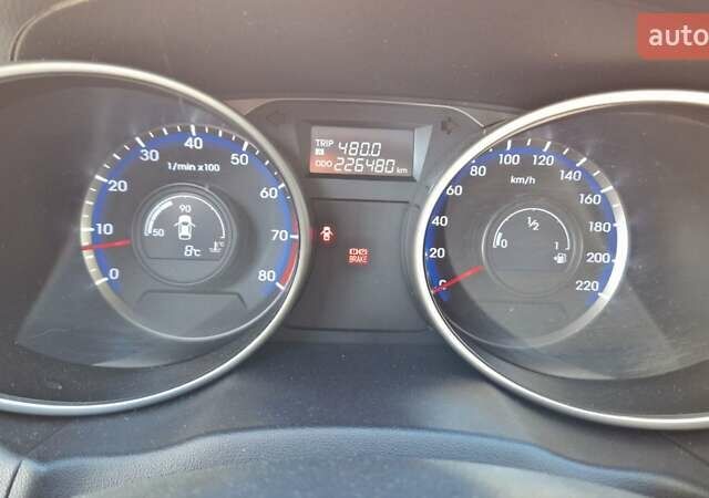 Белый Хендай их35, объемом двигателя 2 л и пробегом 226 тыс. км за 10300 $, фото 2 на Automoto.ua