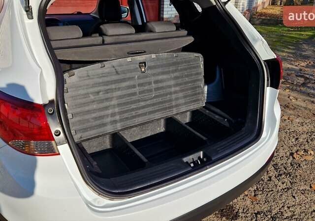 Белый Хендай их35, объемом двигателя 2 л и пробегом 226 тыс. км за 10300 $, фото 17 на Automoto.ua