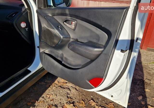 Белый Хендай их35, объемом двигателя 2 л и пробегом 226 тыс. км за 10300 $, фото 18 на Automoto.ua