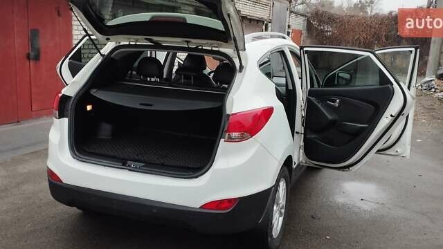 Белый Хендай их35, объемом двигателя 2 л и пробегом 215 тыс. км за 9900 $, фото 12 на Automoto.ua
